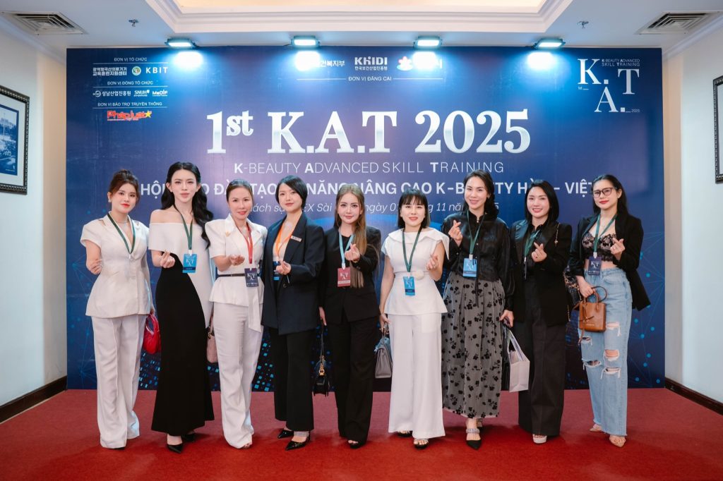 K.A.T 2025 환영 포토월 앞의 참가자들