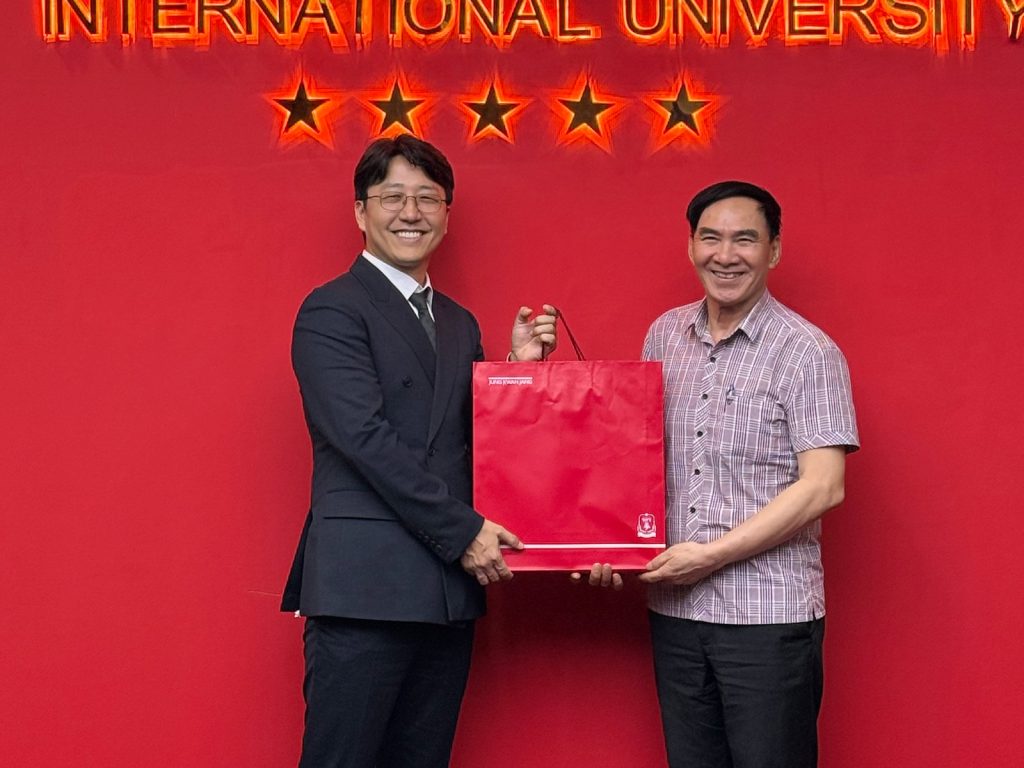 KBIT, HIU 지도부에 기념품 전달